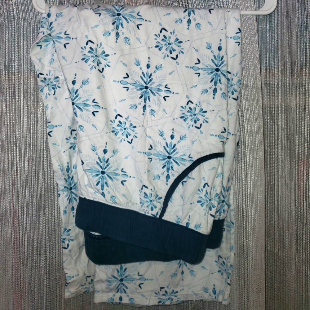 Lane Bryant, 22/24, white with blue snow flakes